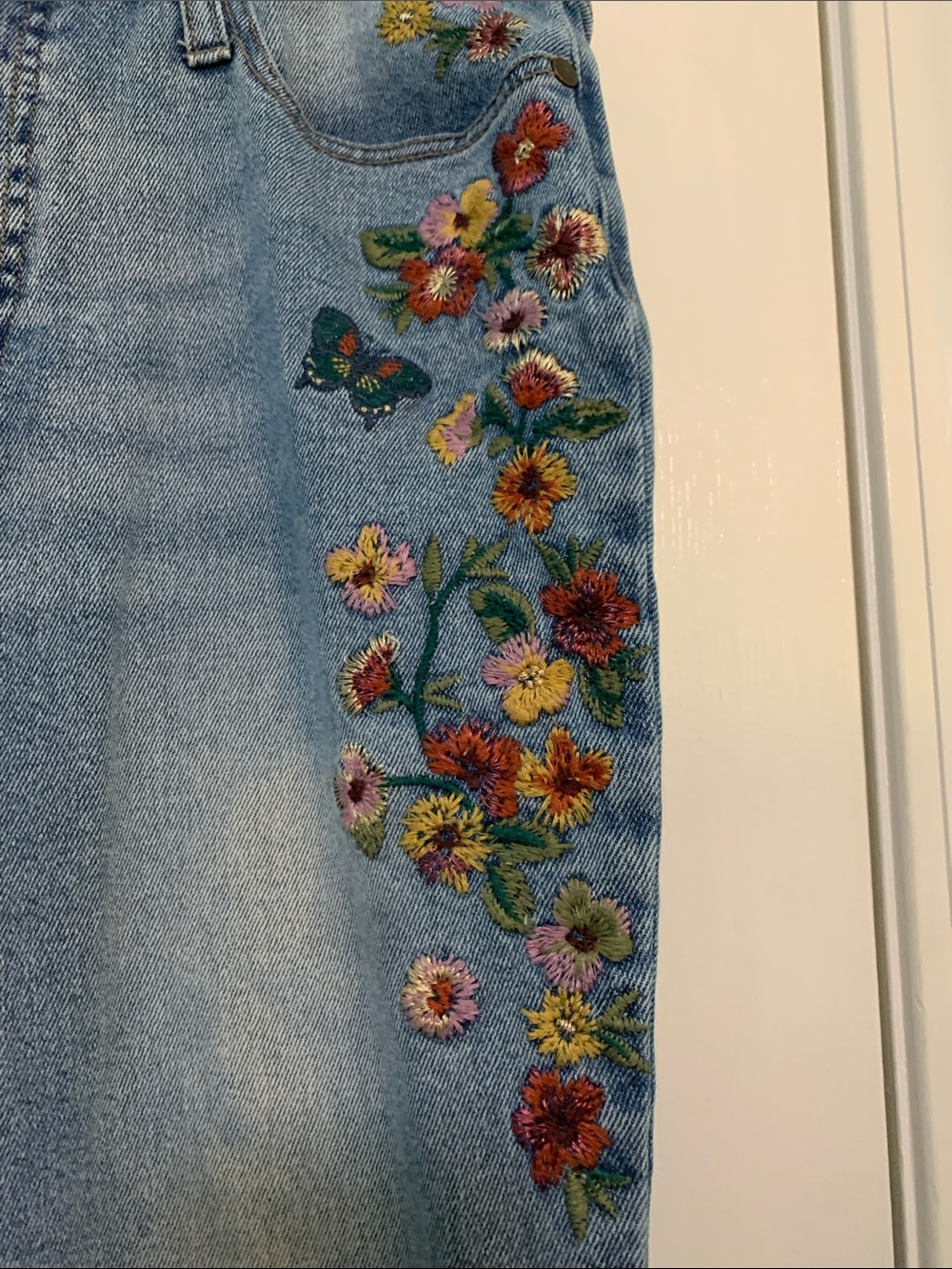 Wonderly light wash jeans with floral and hummingbird embroidery. Size 30 - Picture 3 of 7